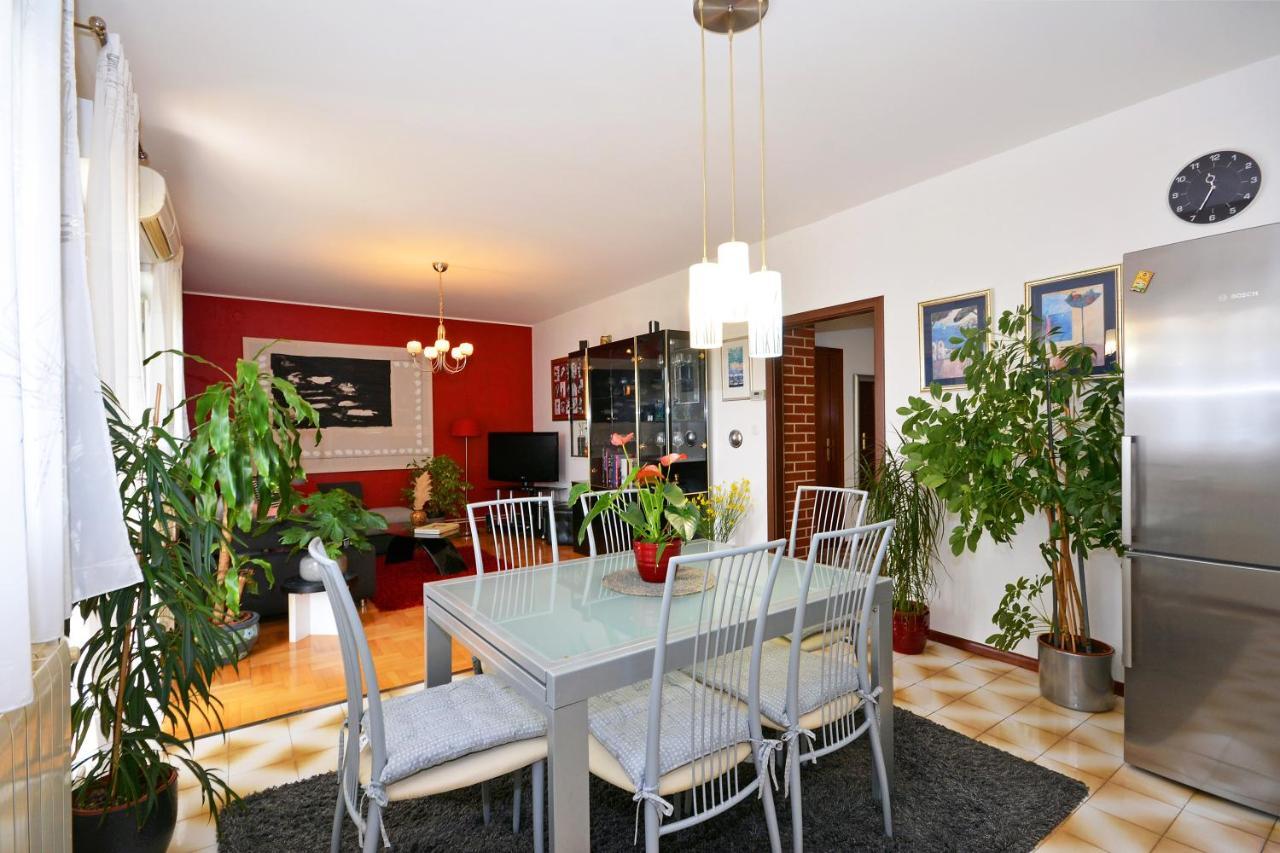 Artsy Apartment Klis Bagian luar foto