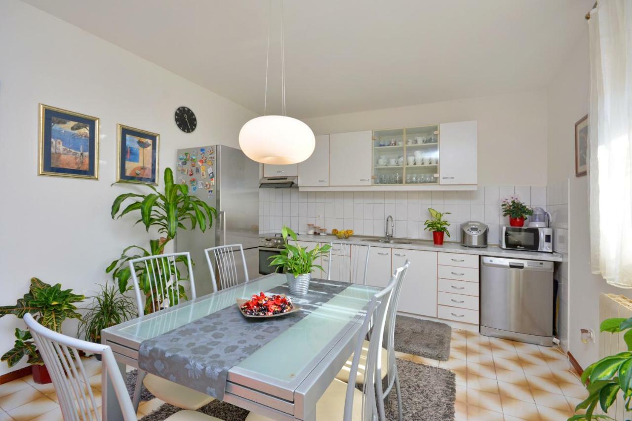 Artsy Apartment Klis Bagian luar foto